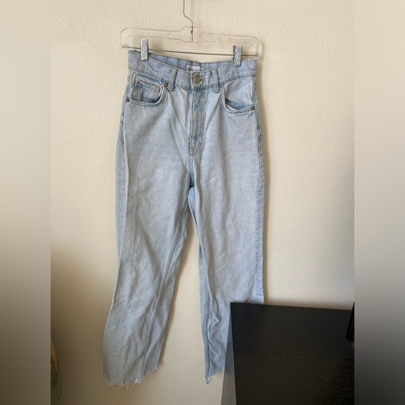 Zara Women’s Wide Leg Light Wash High Rise Denim Size US 4 Raw Hem Relaxed Fit - Picture 1 of 8